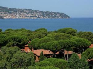 Santa LiberataにあるLovely Holiday Home in Giannella nera Seaの木々と水の家の景色