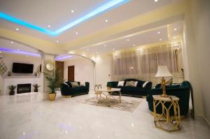 ein Wohnzimmer mit blauen Lichtern an der Decke in der Unterkunft شاليه اوتار Strings Chalet in Riad