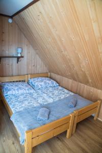 Posto letto in camera con soffitto in legno. di Tatrzańskie Kwatery a Bukowina Tatrzańska