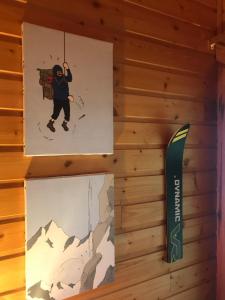 リスルにあるDemi chalet -Pléiades en duplex skis aux pieds avec clefs à disposition via l'agence Constellimmoの壁掛けの男二枚