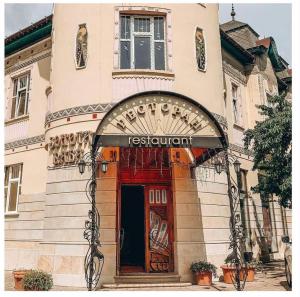 un edificio con un cartel en la parte delantera en Zolota Pava, en Beregovo