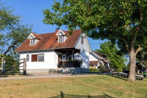 uma casa branca com um telhado vermelho em Farmstay Kotić em Slunj