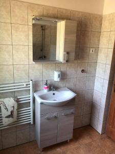 Ванная комната в Termálfalu és Kemping Zalaegerszeg - Standard Plus