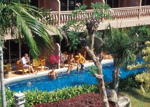 Bazén v ubytování Phuket Orchid Resort and Spa nebo v jeho okolí