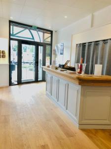 Habitación con encimera y ventana grande. en Hôtel Porte Mars - Reims Gare Centre Arena, en Reims 103 fotos más