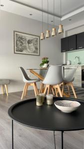 eine Küche und ein Esszimmer mit einem Tisch und Stühlen in der Unterkunft Gregory's Apartment in Néa Palátia