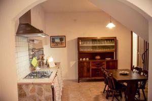 uma cozinha e sala de jantar com uma mesa e um fogão em VICOLOSEI em Colli a Volturno