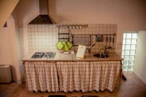 uma cozinha com um balcão com um lavatório em VICOLOSEI em Colli a Volturno