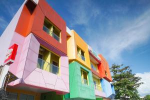 ein in vielen verschiedenen Farben gestrichenes Gebäude in der Unterkunft OYO 770 De Nearby Hotel in Manado