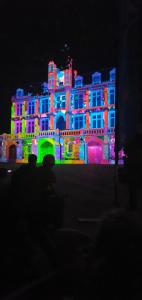 un edificio iluminado con luces de colores. en Bald'Home, en Saint-Galmier