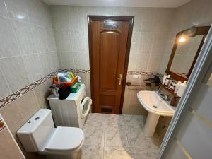 埃爾梅達諾的住宿－PARAISO DEL MEDANO ,CENTRICO，一间带卫生间和水槽的浴室