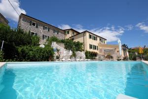 una gran piscina frente a un edificio en Villa Visnjan Residence, en Višnjan