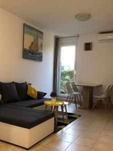 een woonkamer met een bank en een tafel bij Apartment Petra in Split