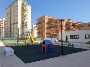 ガンディアにあるPlaya Gandía Residencial Álamoの遊び場(滑り台、ブランコ)