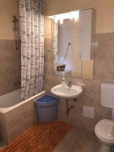 een badkamer met een wastafel, een bad en een toilet bij Apartment Petra in Split