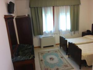 1 dormitorio con 2 camas y ventana en Agriturismo la Chioccia, en Campagna Lupia