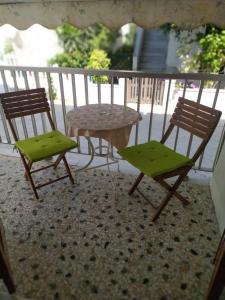 2 sillas y una mesa en un porche en Icarus Rooms, en Parikia