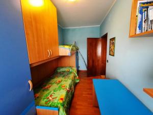 ein kleines Zimmer mit einem Bett und einem Schreibtisch. in der Unterkunft Appartamento VACANZE DI PUCCI LIDIA in Assisi