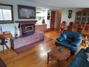 ein Wohnzimmer mit einem Sofa und einem Kamin mit einem TV in der Unterkunft Chilliwack Accomodation in Chilliwack