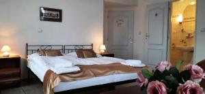Postel nebo postele na pokoji v ubytování Pension Na Hradbach + 10 fotografií