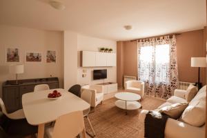 a living room with a couch and a table at Apartamento Tremedal in El Barco de Ávila