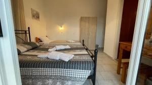 A bed or beds in a room at HARRY'S STUDIOS