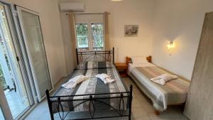 A bed or beds in a room at HARRY'S STUDIOS