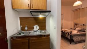 A kitchen or kitchenette at HARRY'S STUDIOS