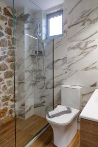 Ένα μπάνιο στο ADRIAN'S LUXURY APARTMENTS 2