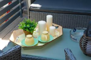 una bandeja con tazas y velas en una mesa en ADRIAN'S LUXURY APARTMENTS 2 en Drepano