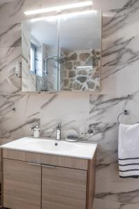 Ένα μπάνιο στο ADRIAN'S LUXURY APARTMENTS 2 +21 φωτογραφίες