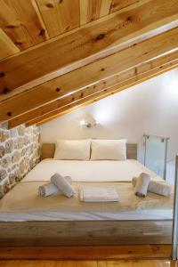 Ένα ή περισσότερα κρεβάτια σε δωμάτιο στο ADRIAN'S LUXURY APARTMENTS 2
