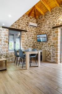 Μια τηλεόραση ή/και κέντρο ψυχαγωγίας στο ADRIAN'S LUXURY APARTMENTS 2