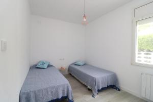 Posteľ alebo postele v izbe v ubytovaní Montsia 23 - Casa con piscina privada en Roses + 29 fotografií