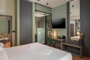 een hotelkamer met een bed en een bureau bij Veneri Boutique Suites in Chania