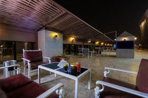 a lobby with couches and a table and chairs at Platinum Seventy in Jeddah