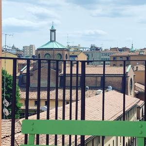 zielona ławka siedząca na dachu budynku w obiekcie Stayinbologna 3 w Bolonii