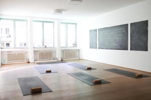 a room with eight yoga mats on the floor at Apartment in der Yogaschule in Cologne