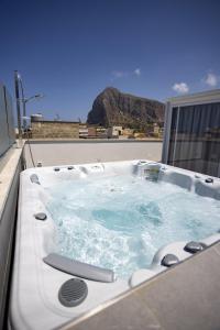 een jacuzzi bovenop een gebouw bij Acquarò Suite Apartments in San Vito lo Capo