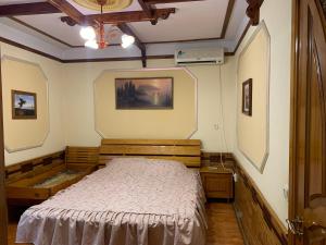 1 dormitorio con 1 cama grande en una habitación en Medniy Vsadnyk, en Yalta