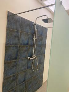シャッカにあるResidenza Saviannaのタイル張りの壁の客室で、シャワーが備わります。