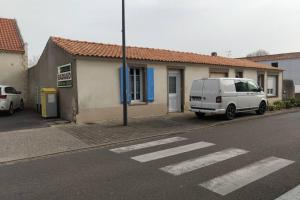 ブワンにあるLA MAISON BLEUEの建物の前に駐車された白いバン