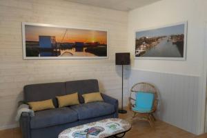 ブワンにあるLA MAISON BLEUEのリビングルーム(青いソファ、椅子付)