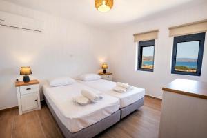 Postel nebo postele na pokoji v ubytování Cato Agro 1, Seafront Villa with Private Pool
