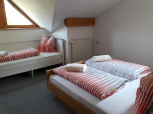 En eller flere senge i et værelse på Apartments Oberhollenzer