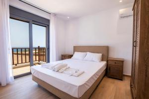 Postel nebo postele na pokoji v ubytování Cato Agro 1, Seafront Villa with Private Pool
