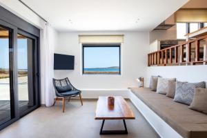 Posezení v ubytování Cato Agro 1, Seafront Villa with Private Pool