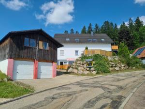 a house with a barn and a driveway at Ferienwohnung 's Stüble in Schonwald im Schwarzwald