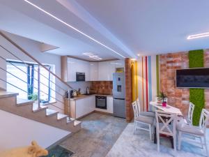 Apartament Huzar في كرينيتسا زدروي: مطبخ وغرفة معيشة مع طاولة وكراسي