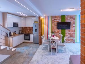 Kuchyňa alebo kuchynka v ubytovaní Apartament Huzar + 13 fotografií